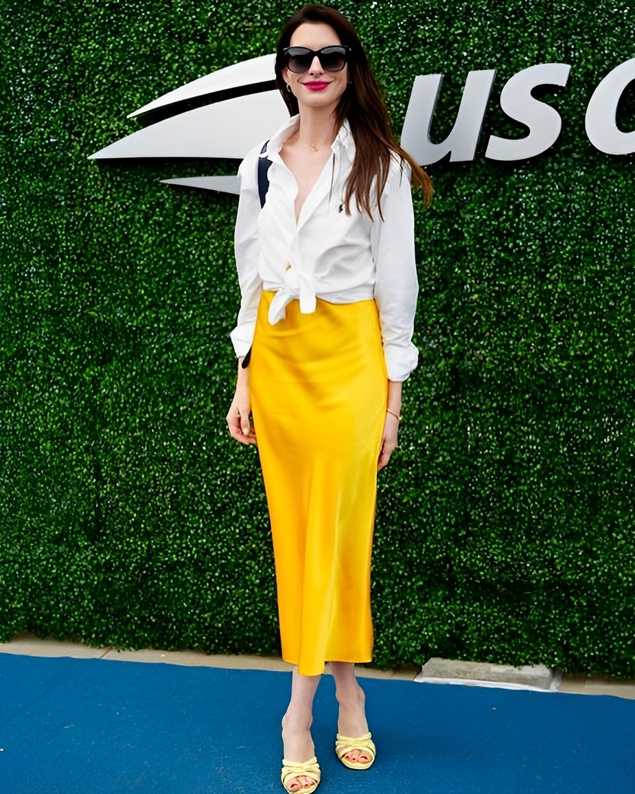 她的這身穿搭也十分搶眼。