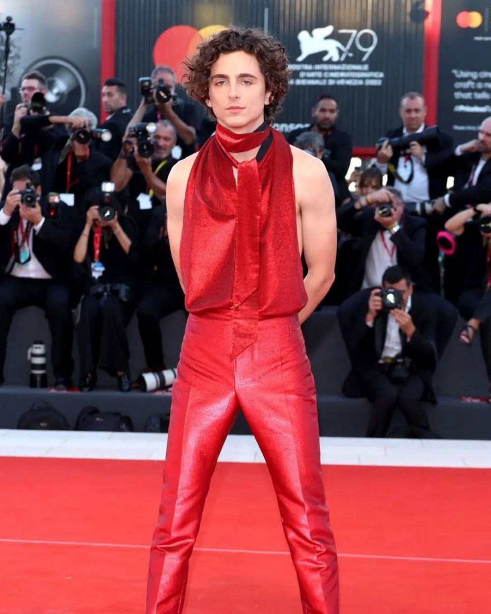 他這次穿上露背裝成為話題頭條。