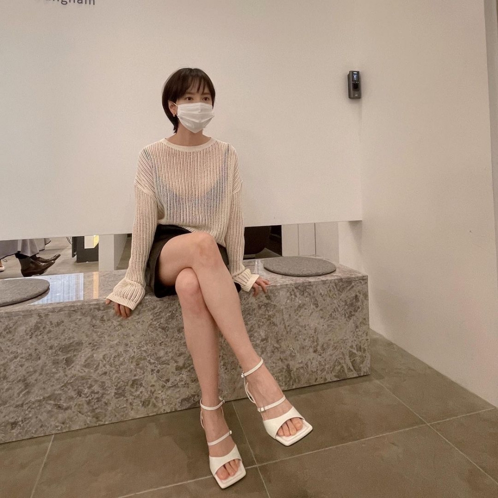 下身的話選擇不會失敗的黑色短褲。