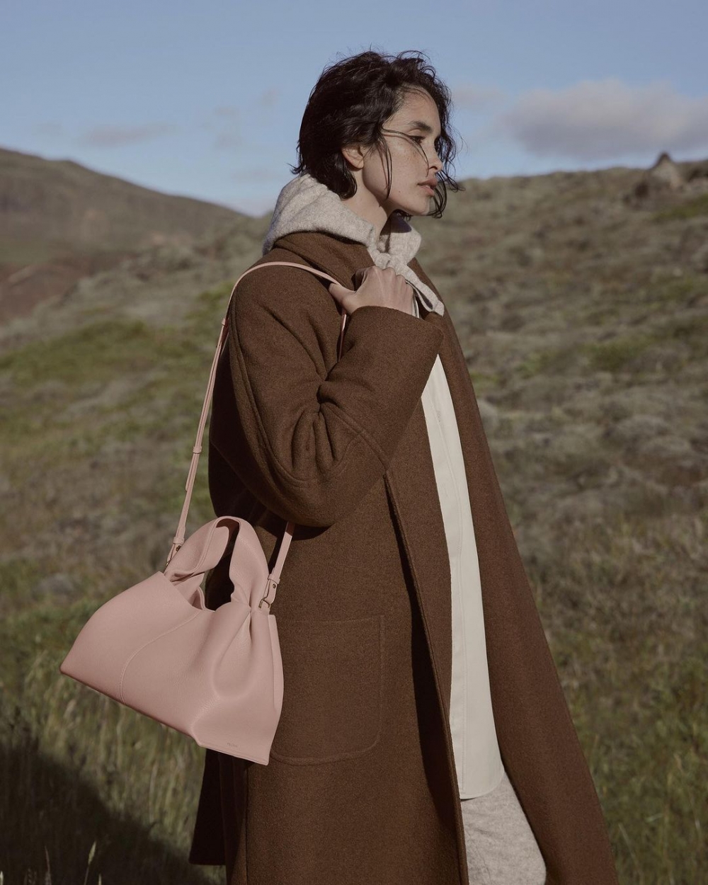 能肩揹也能手提的時髦款式。