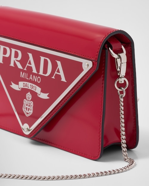 袋蓋飾以搪瓷金屬三角形標誌。