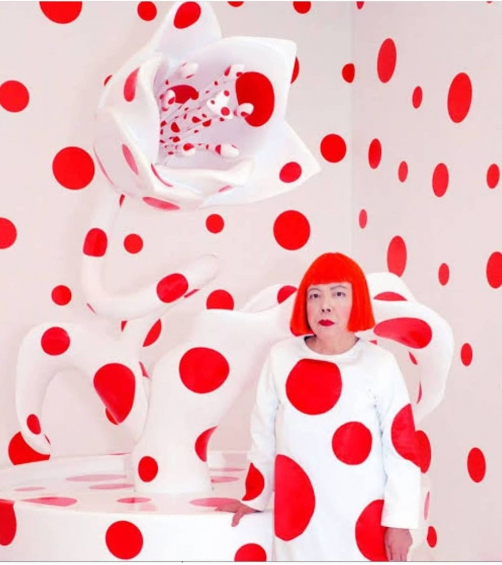 當代獨特又著名的女性藝術家草間彌生。