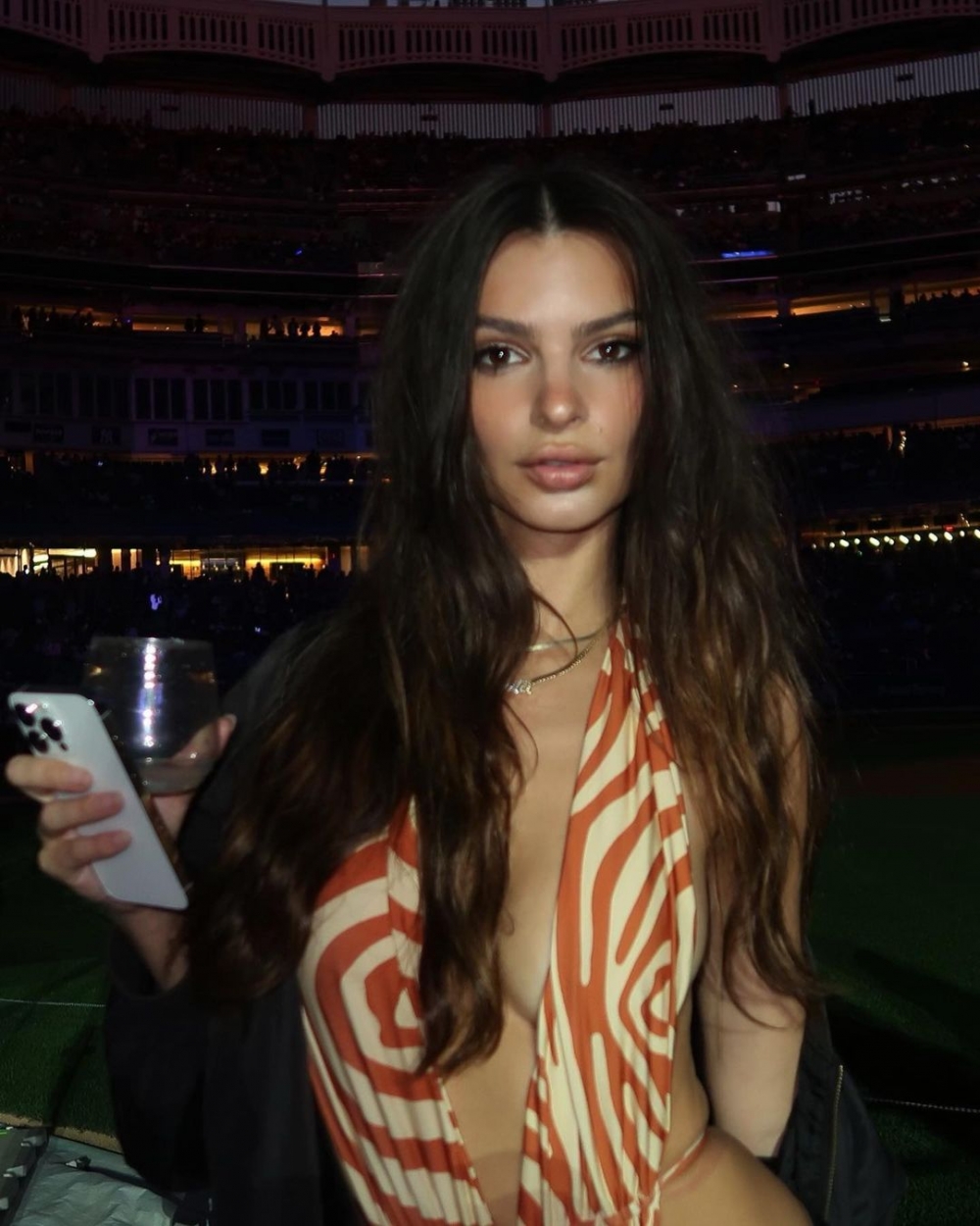 對象是模特兒Emily Ratajkowski。
