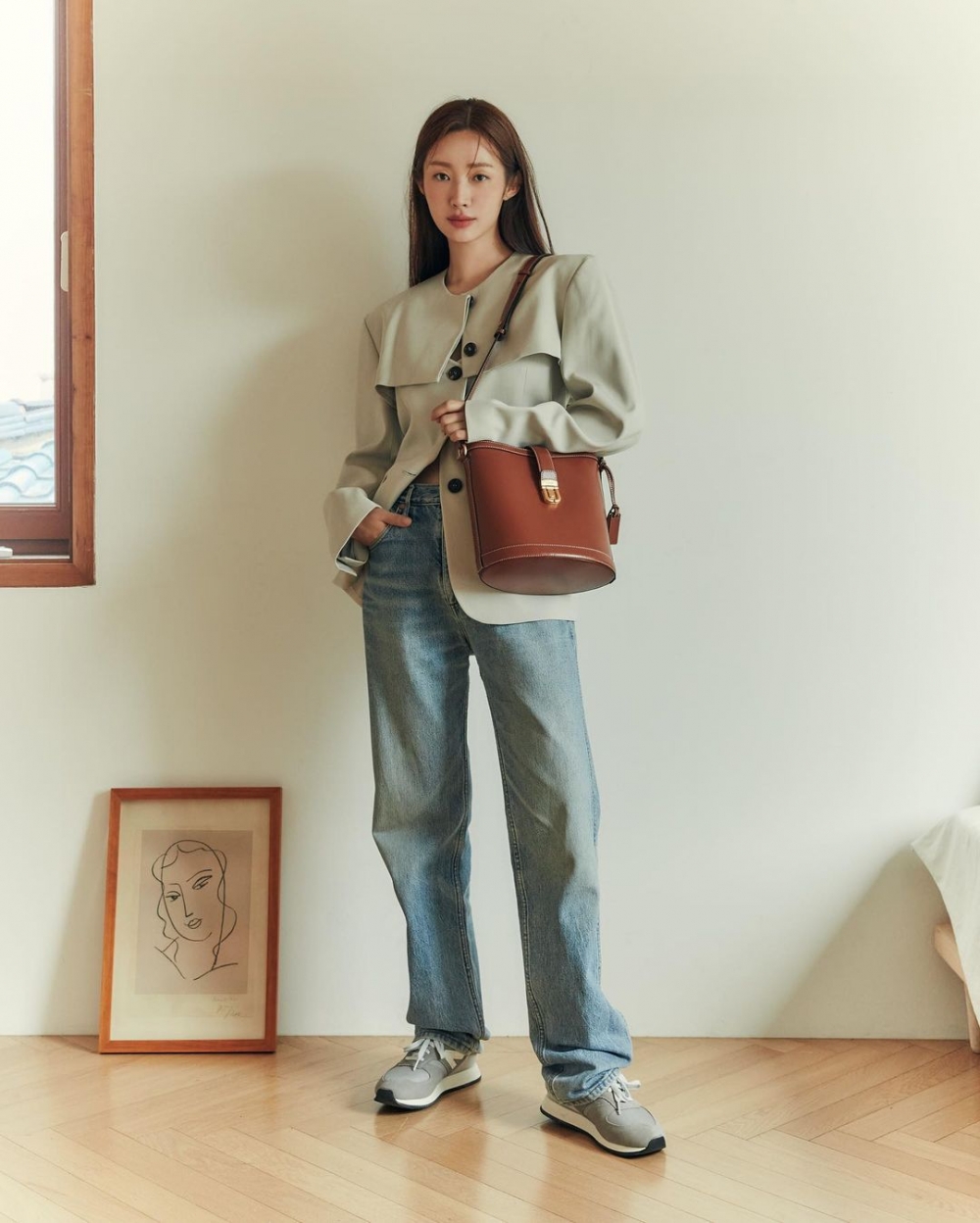 灰色搭配牛仔褲的穿搭也相當時髦。