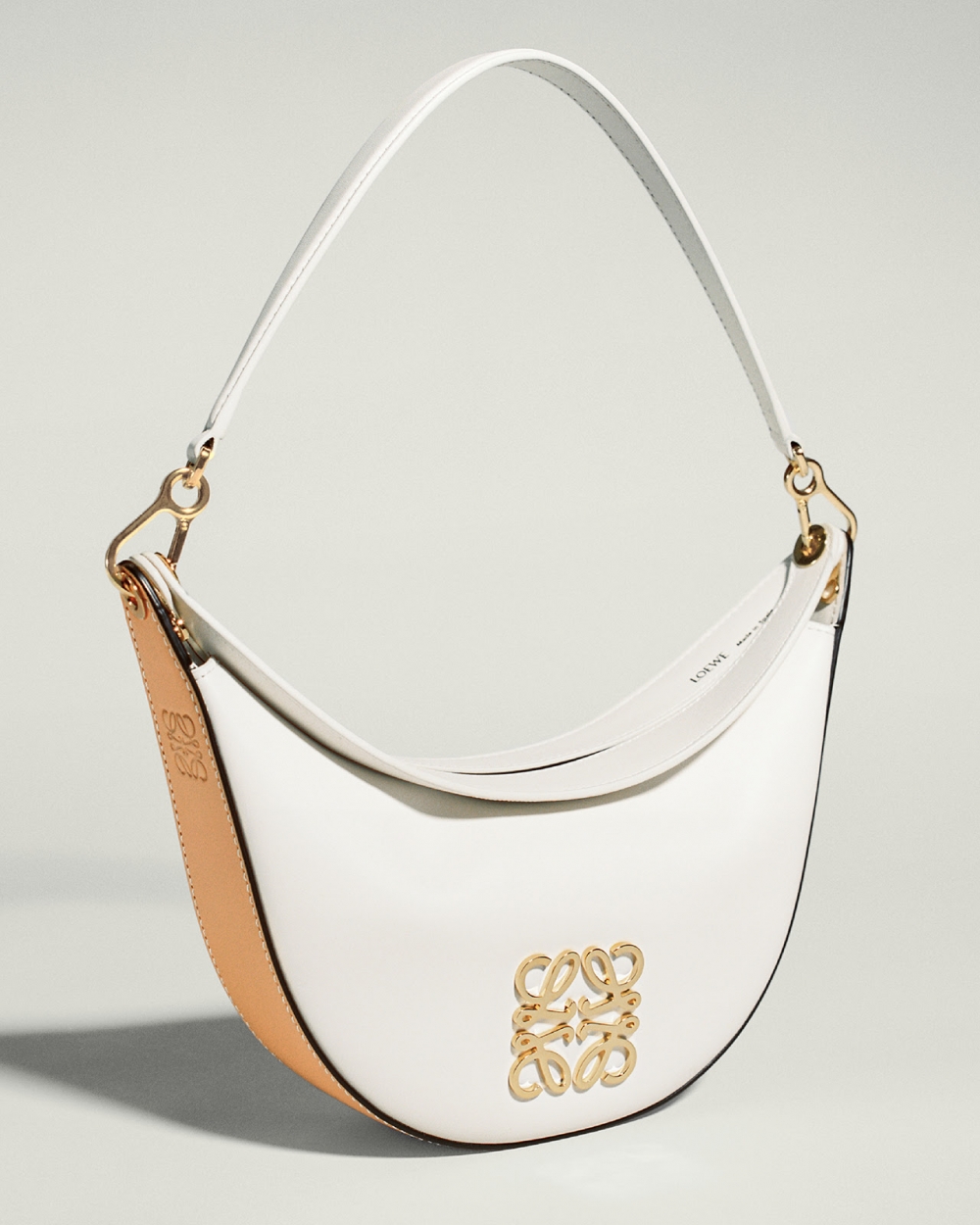 隱藏式滑動孔眼可增添吊飾或肩揹帶。