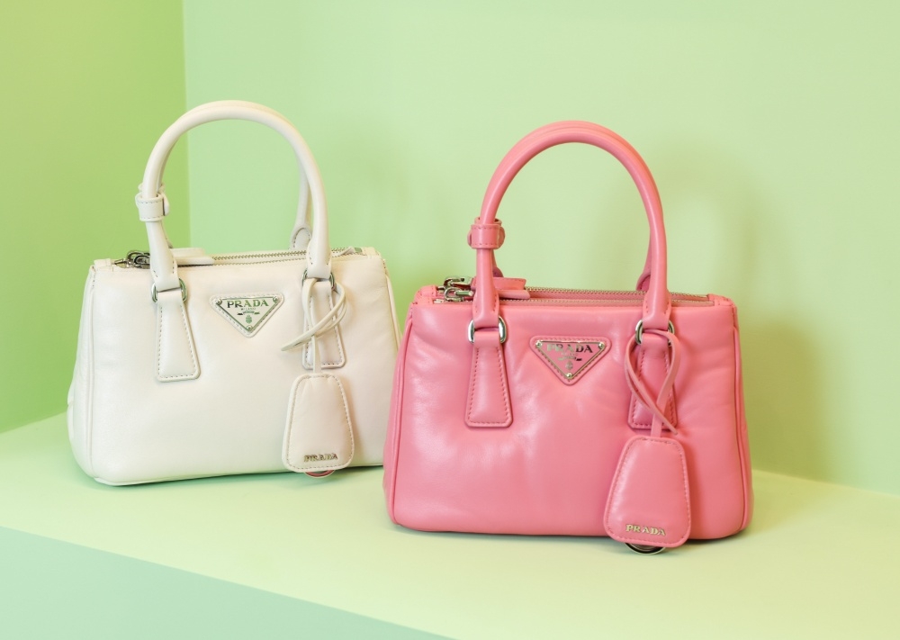 Prada Galleria採用柔軟的納帕皮革製作。