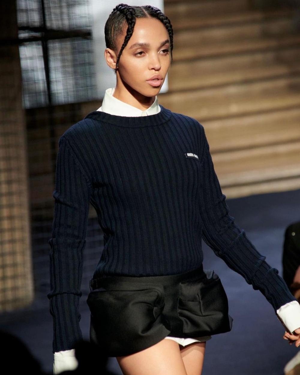 這次還邀請到歌手FKA twigs壓軸登場,身上的雙口袋極短裙也是焦點。