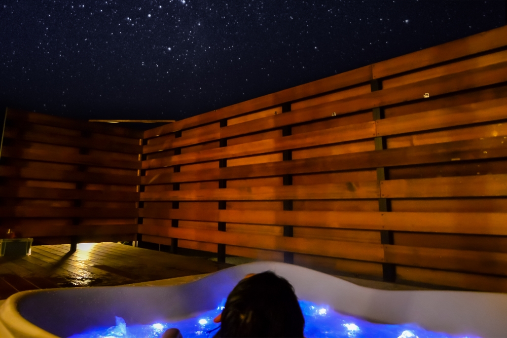 躺在星空下,體驗一個浪漫的晚上。