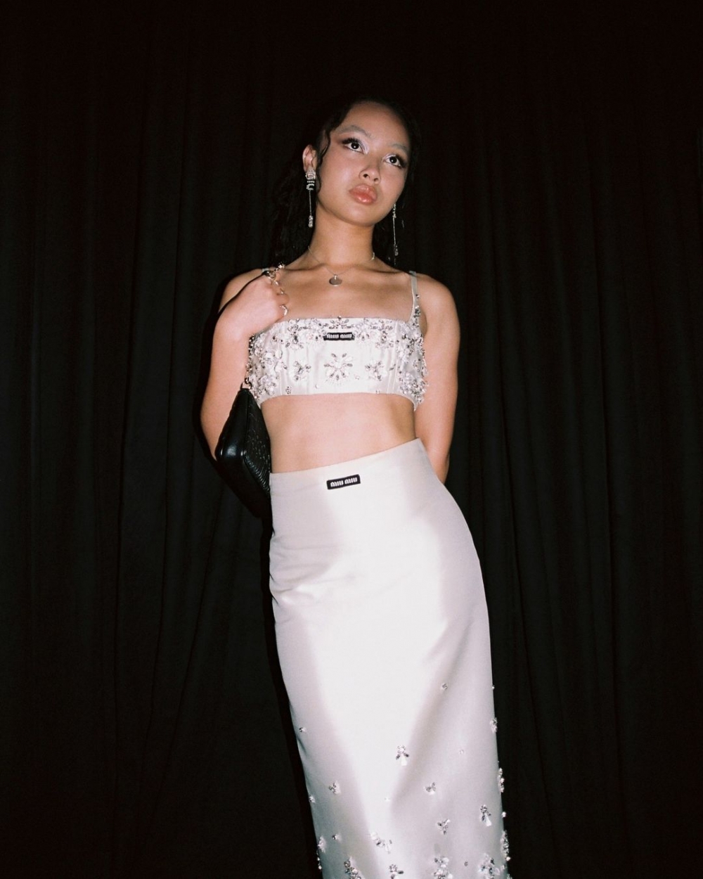 歌手Grifft詮釋Miu Miu Holiday 2023 look盛裝出席這次的盛會。