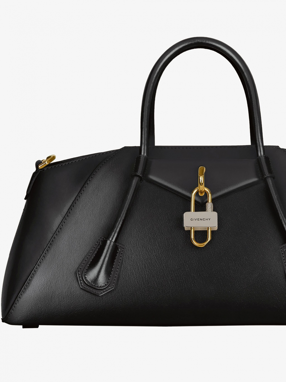 在開口處飾有獨具一格的Givenchy三邊形型立體裝飾