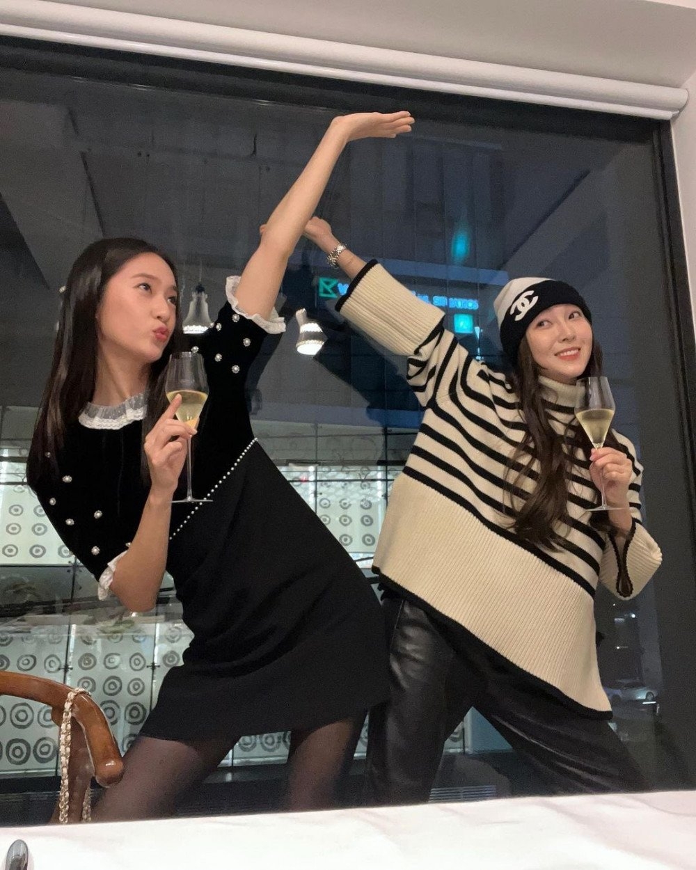 兩人活潑可愛的樣子很逗趣。