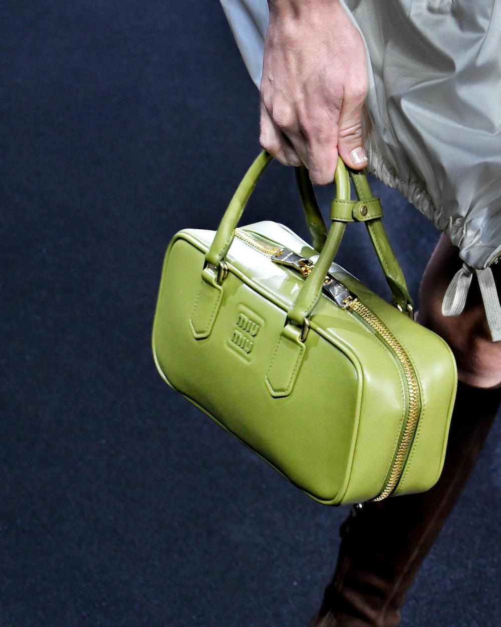 這次也推出更加窄版的手提包。