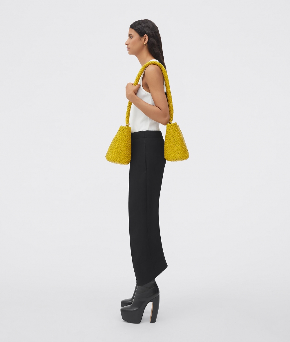 模特兒示範Bottega Veneta Double Kalimero-Pollen。