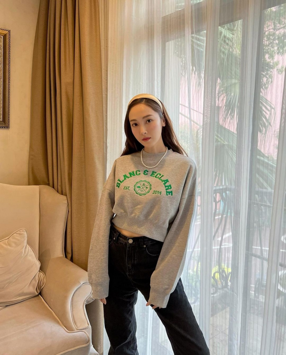 緞面粗髮箍與珍珠項鍊為穿搭增添優雅氛圍