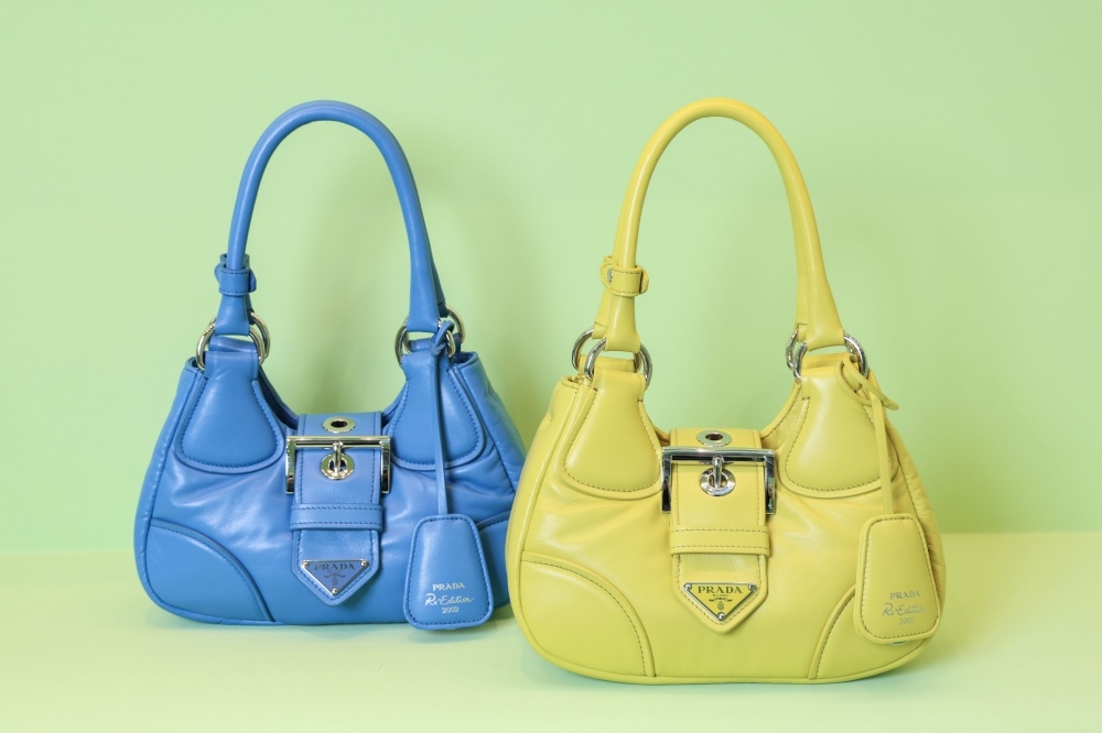 Moon Bag手袋的扣帶採用穿孔皮革飾帶。