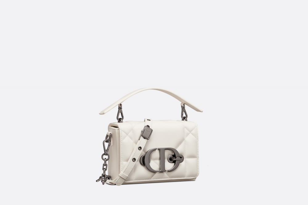 立體的結構以奶白色製作而成。