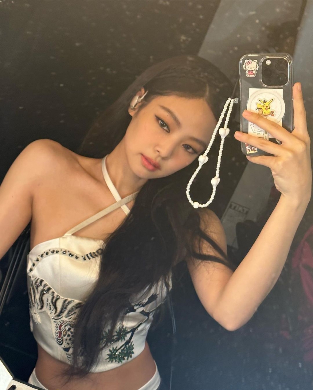 巡迴演唱會上Jennie也畫上撫媚貓眼妝