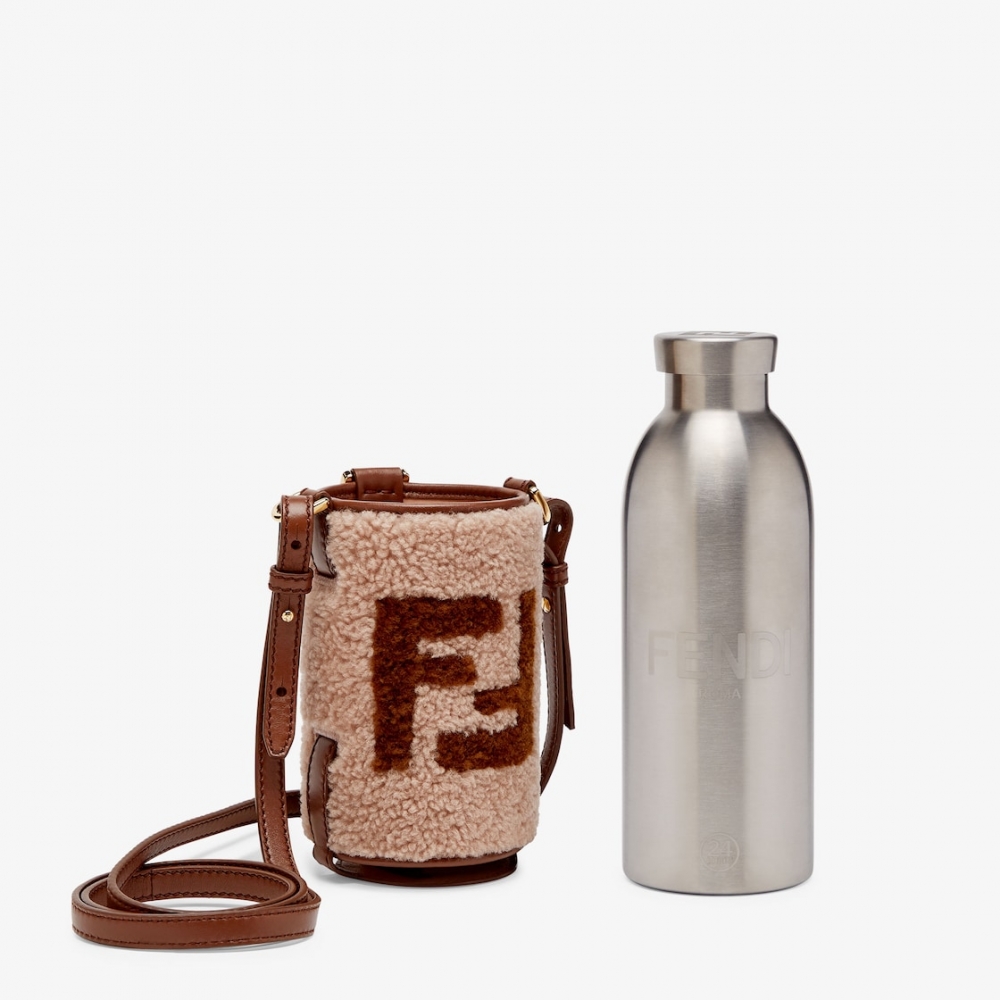 保溫瓶套以淡粉紅色羊皮製成。