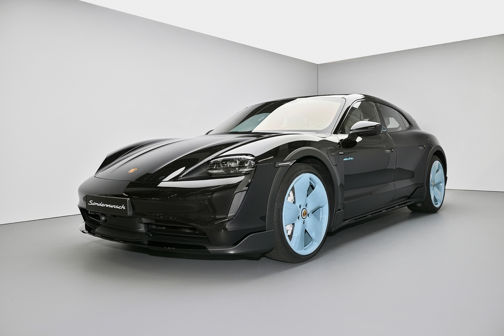 這台「Taycan 4S Cross Turismo for Jennie Ruby Jane」以黑色搭配上天空藍。