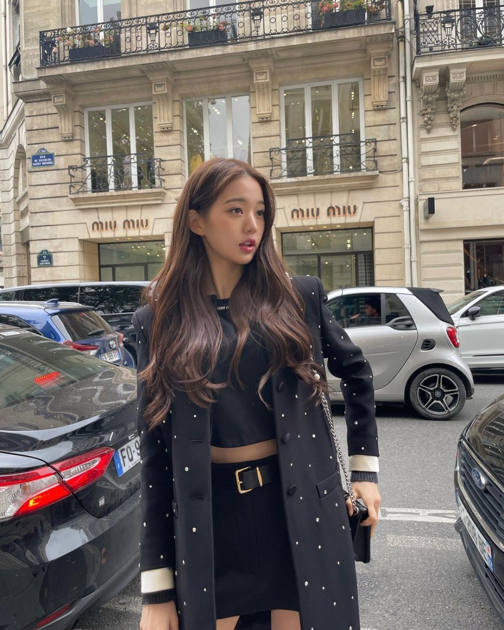 一件設計感或是異材質拼接,展現隨性與個人型格