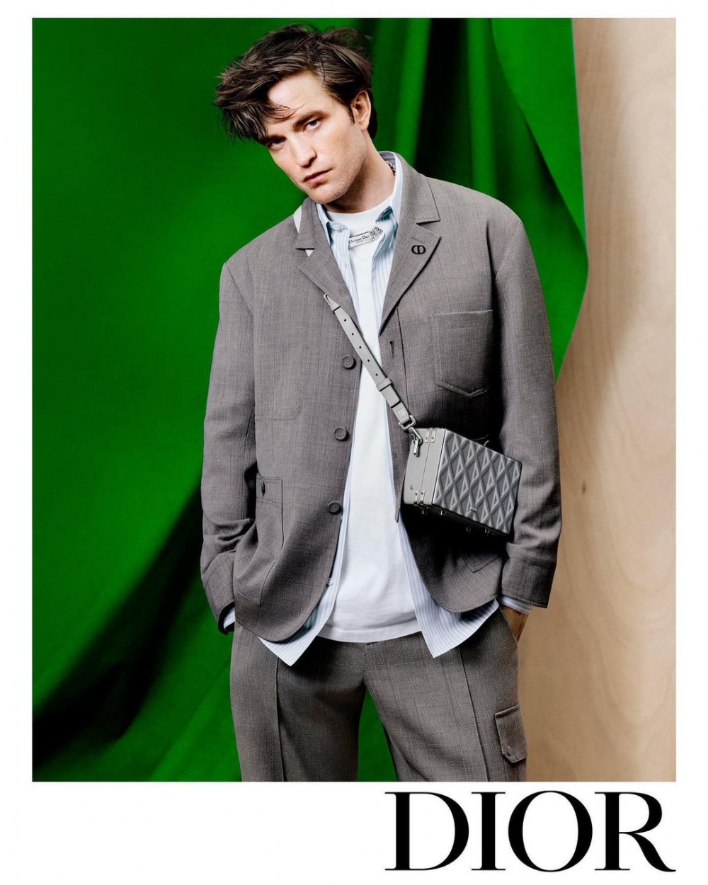 他將西裝的穿搭也詮釋出不同的休閒風貌。