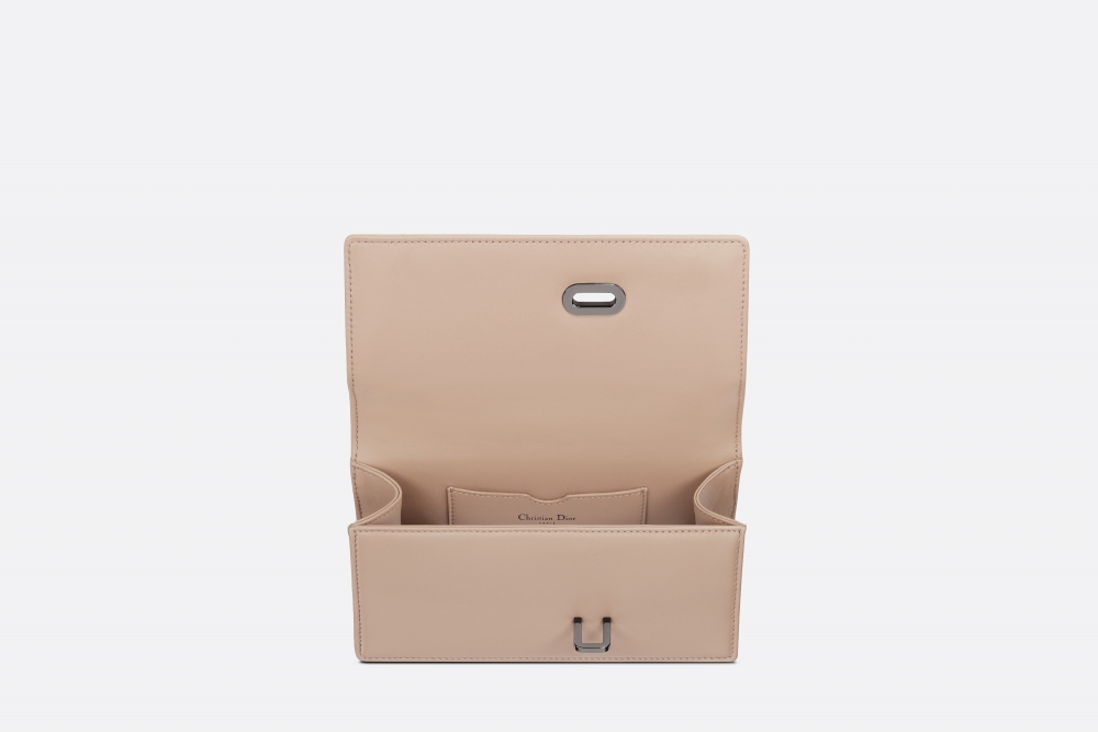 內部隔層足夠放入日常所需。