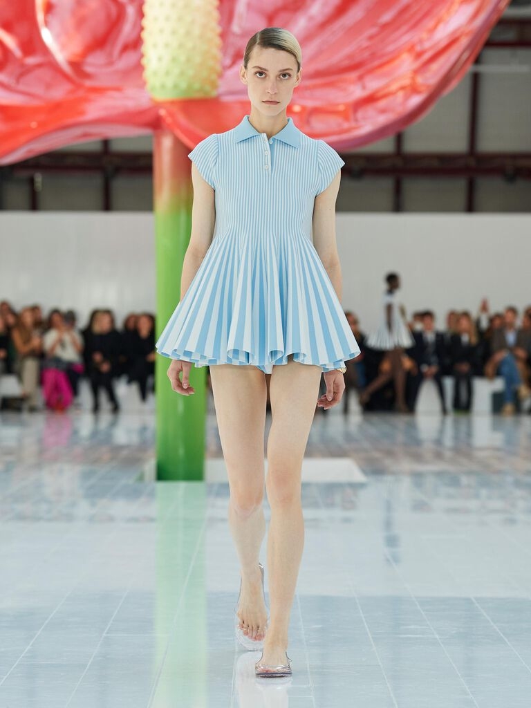 還有多款露出長款的短裙設計。