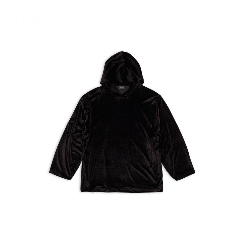 擁有天鵝絨材質的Women’s Hoodie Oversized in Black。