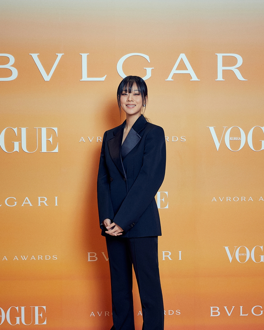 穿上俐落西裝登場的BIBI。