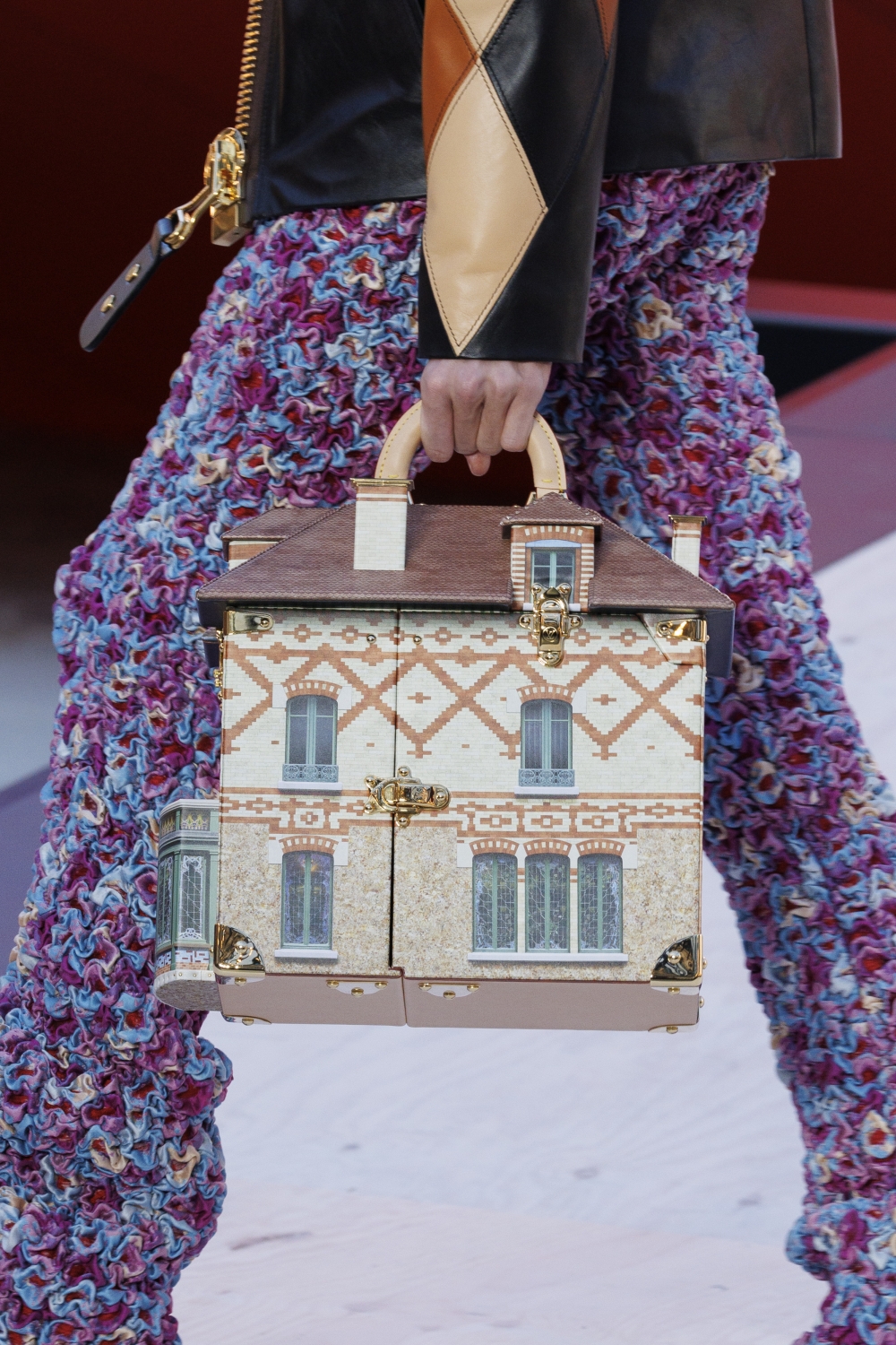 這款充滿藝術感的手袋也非常迷人。