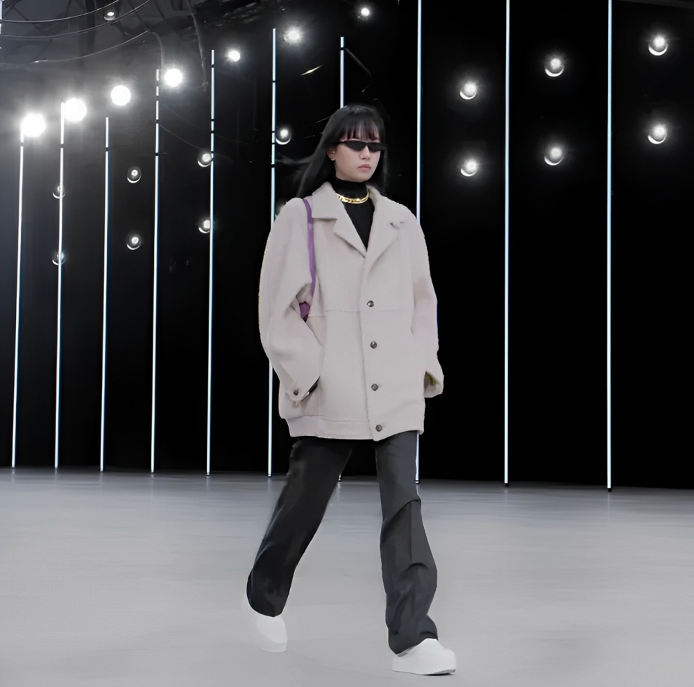 在CELINE新品的鞋履中有推出多款毛毛設計，相當療癒！