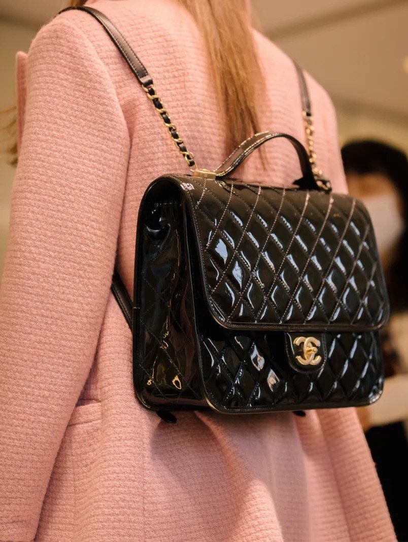 模特兒揹著CHANEL Large Backpack。