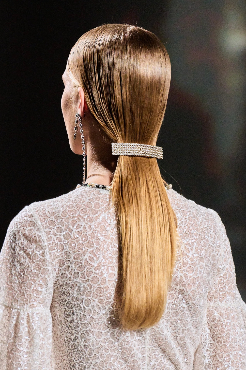 這次連髮飾和髮型都相當引人注目。