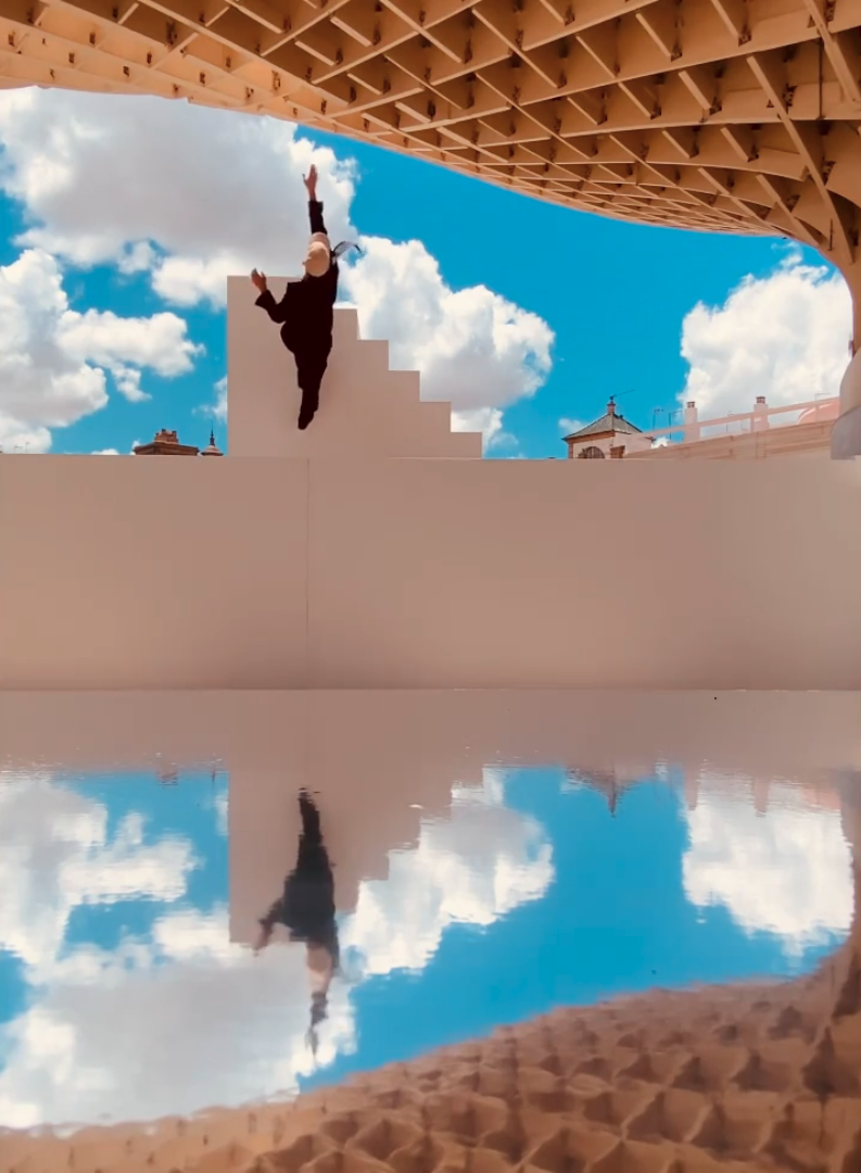 在高處墮下後,再努力彈跳回去。