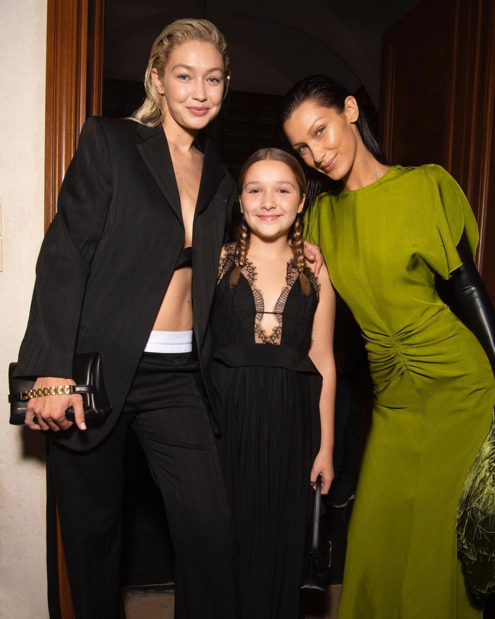 哈七也在場邊與超模們合照。