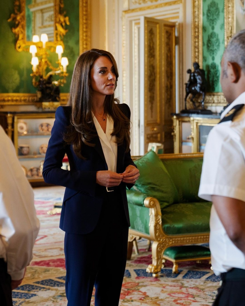 俐落的西裝套裝也依然是她的穿搭選擇。