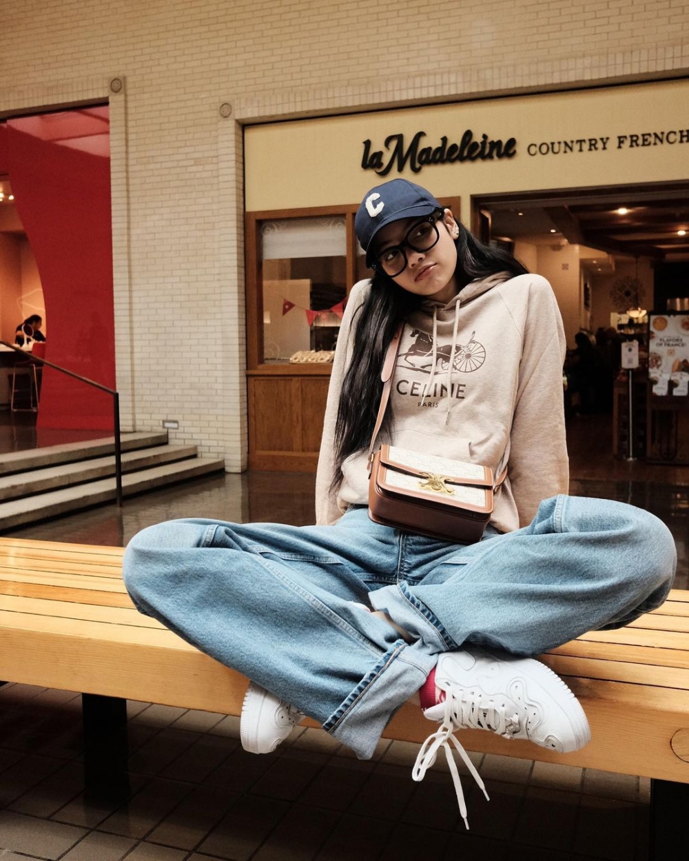 她穿上Hoodie打造青春造型。