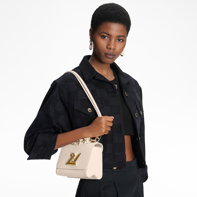 搭配在穿搭之中，讓你的造型更時髦。