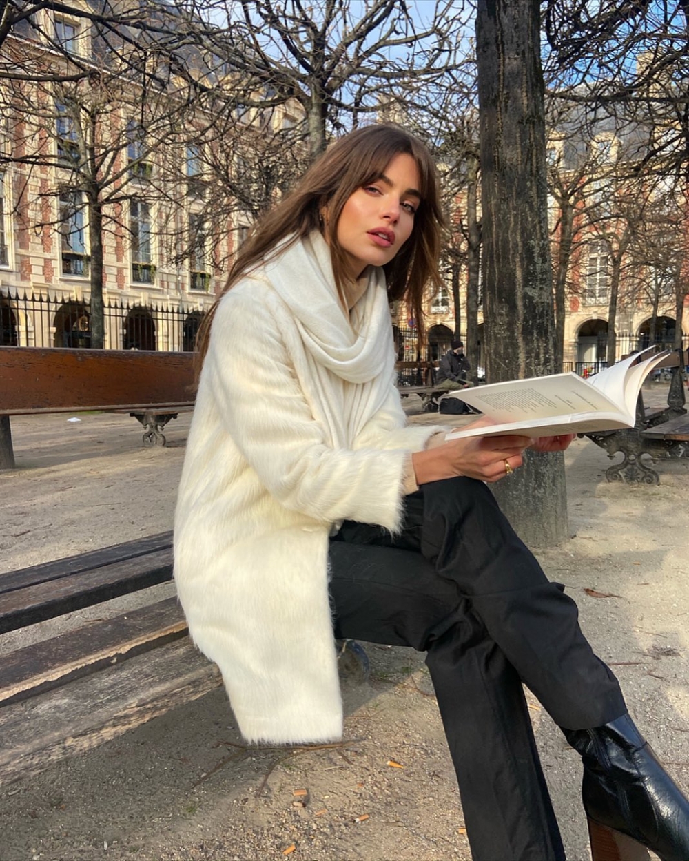 法國上班族女生都會隨身帶著一本書。