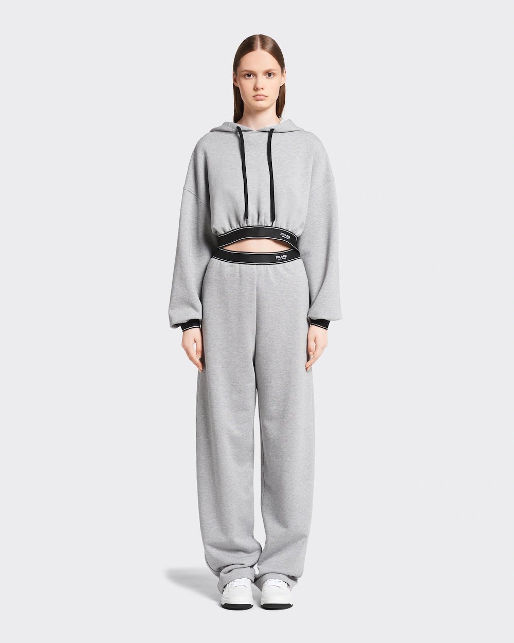 整套的搭配也相當時髦。