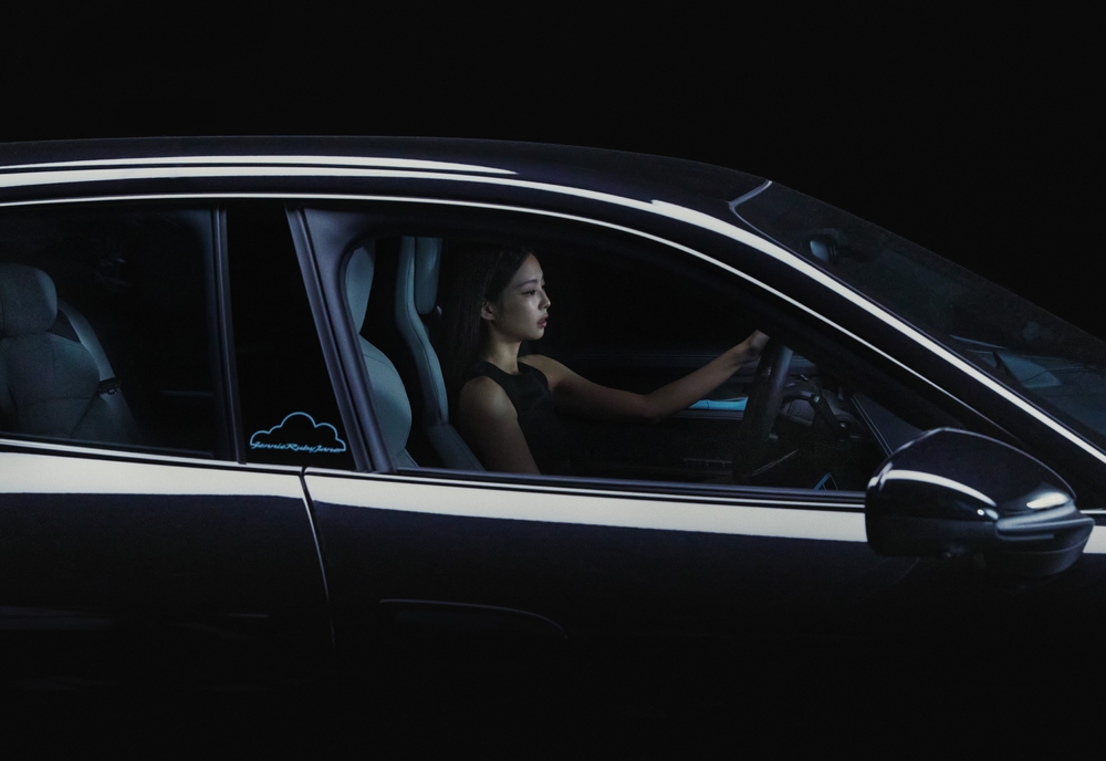 這次Jennie與Porsche一起合作。