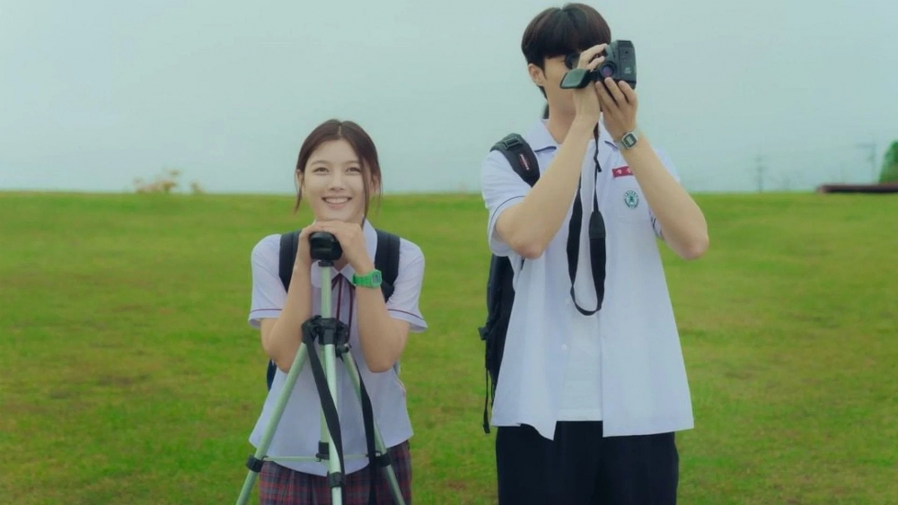 Netflix近日發布的劇照都有種懷舊青春感，看來是部少女心滿溢的電影呢。