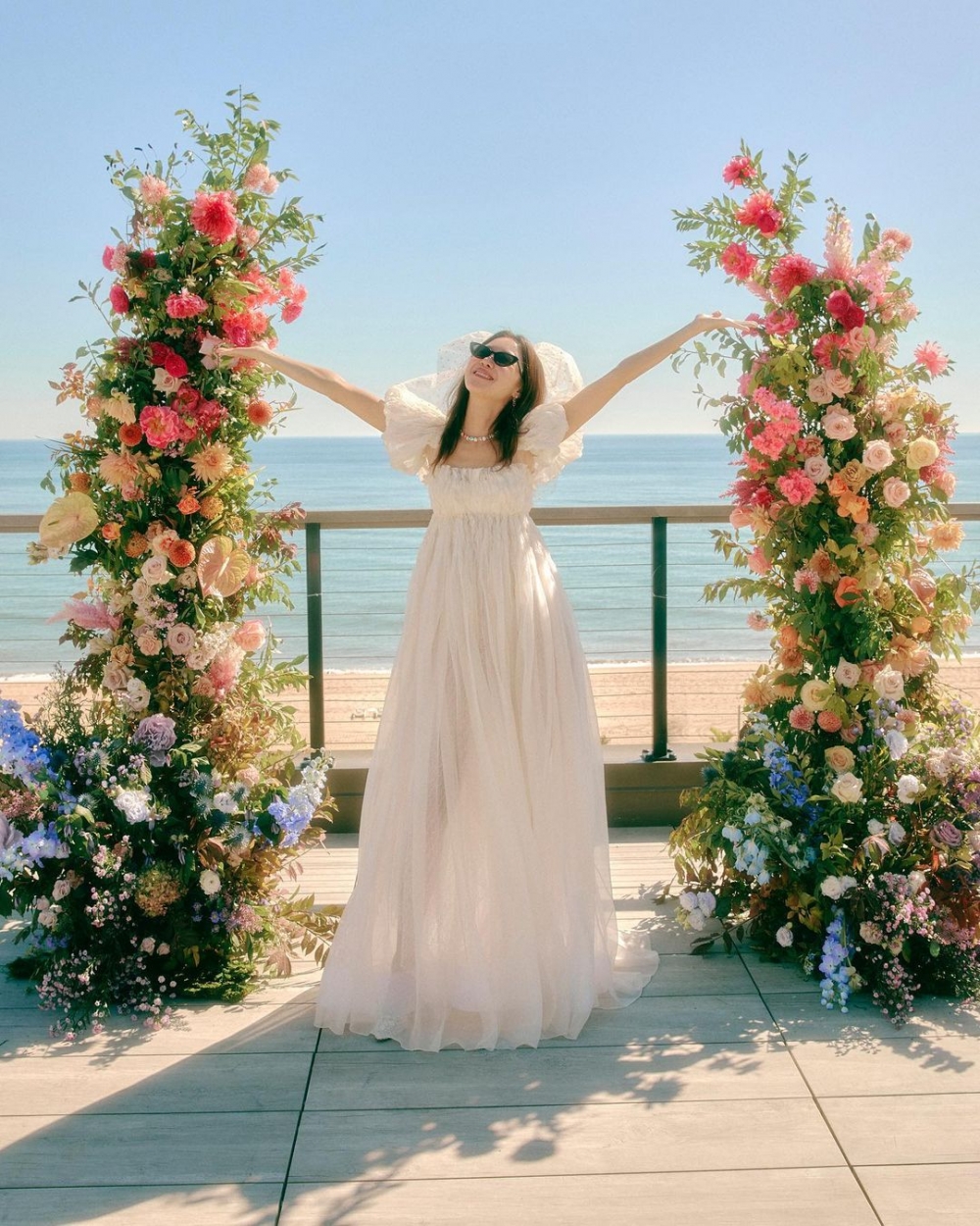 剛成為新婚人妻的她終於在網路上與大家分享婚禮的全身照。