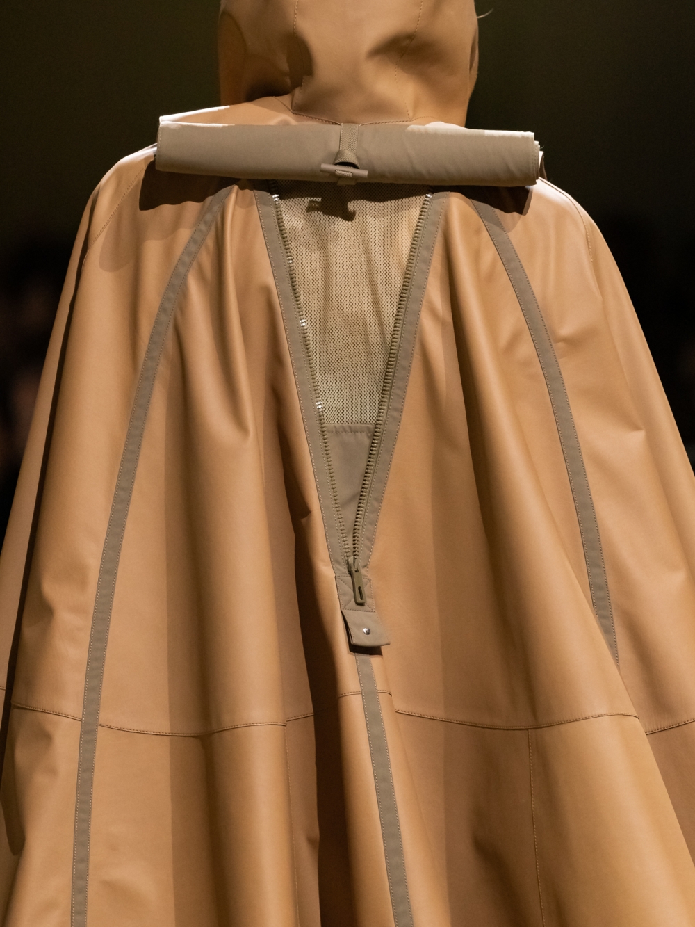 風衣後背迎風招展。