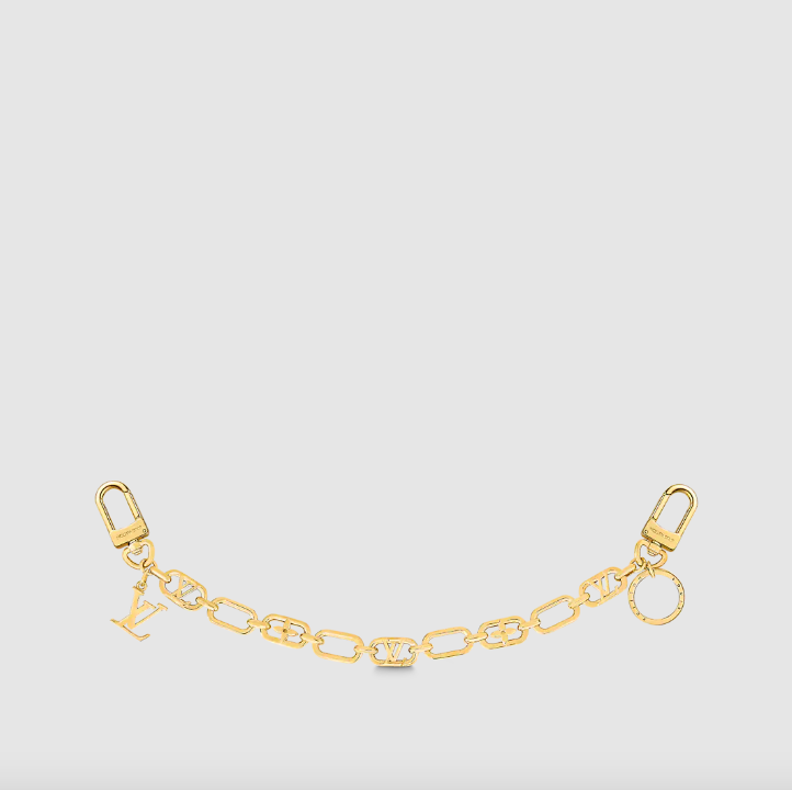 有著簡約設計的My LV Chain Bag Charm也相當好搭配。