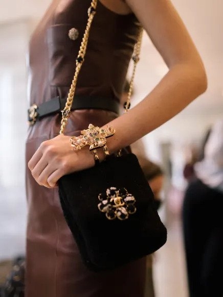 2022秋冬秀場揹上CHANEL Mini Flap Bag。