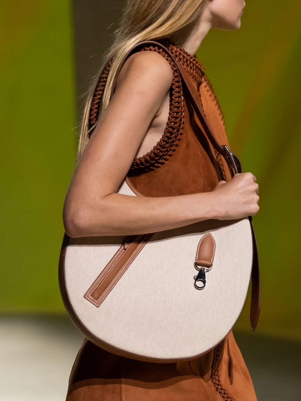 全新外形圓潤的半月腋下包。