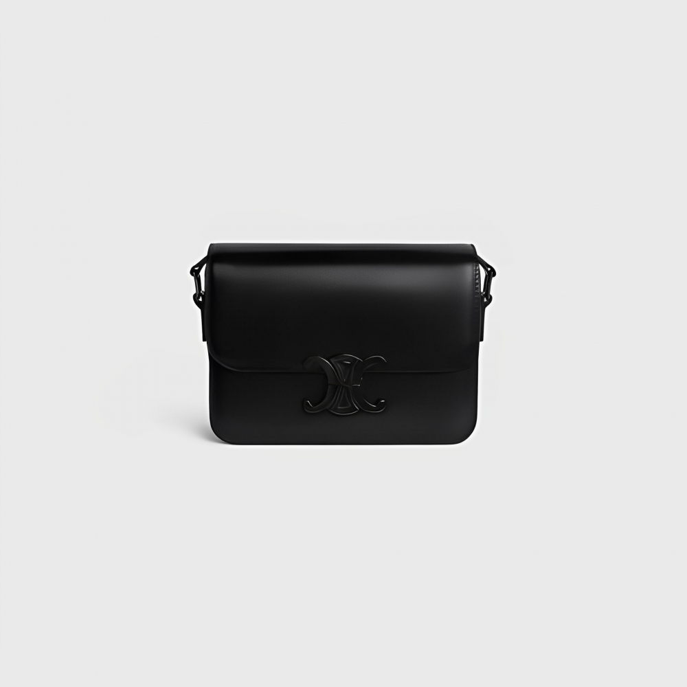 換上黑色配色的Teen Triomphe Bag in Shiny Calfskin，時髦又有格調。