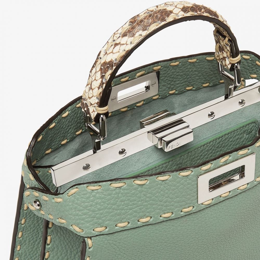 Peekaboo包款經典牛角鎖