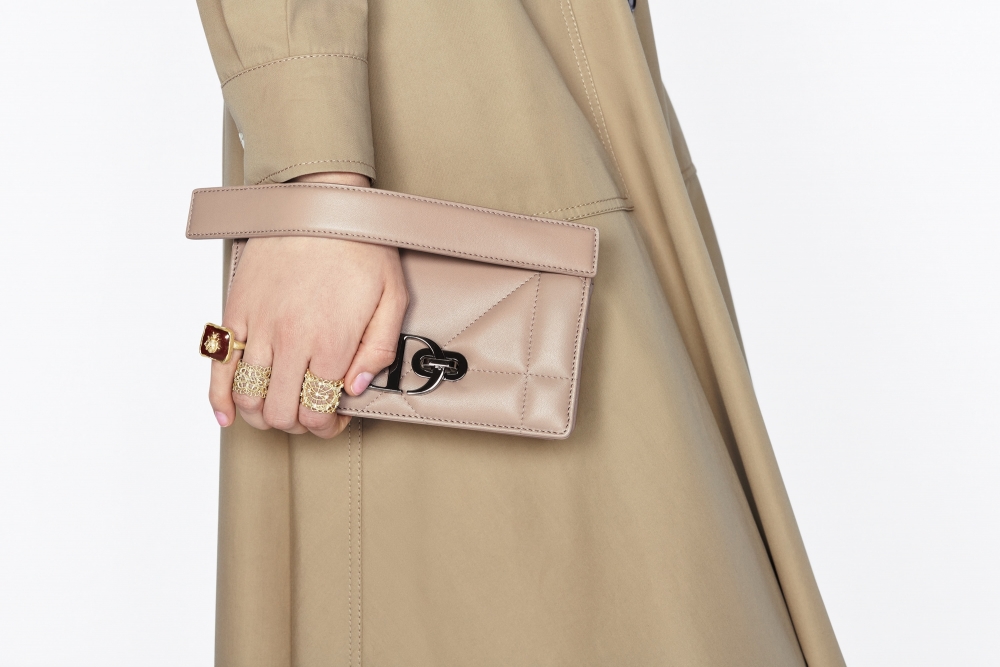 模特兒示範30 Montaigne Pouch With Shoulder Strap And Handle。